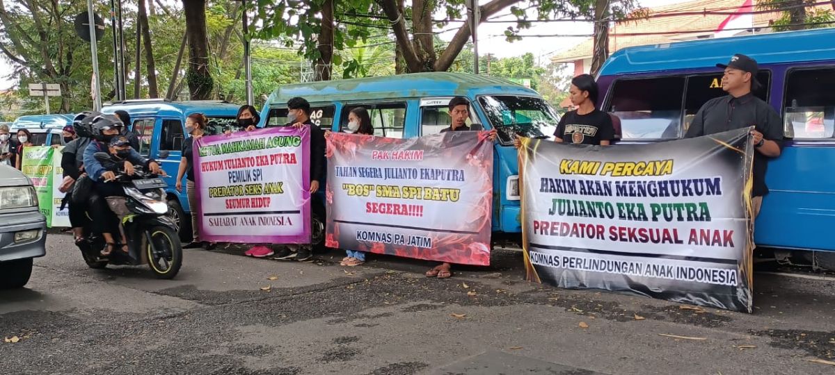 Demo Sekolah Selamat Pagi Indonesia (SPI) di depan PN Kota Malang. (Foto: Galih Rakasiwi/jatimnow.com)