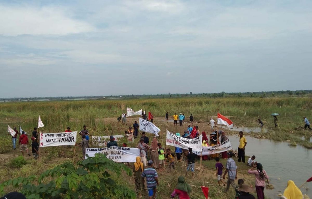 Warga Desa Dateng, Kecamatan Laren, Kabupaten Lamongan saat menghadang pengukuran tanah oleh BPN (Foto: Adyad Ammy Iffansah/jatimnow.com)
