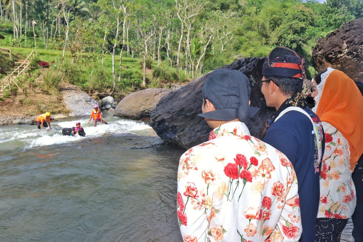 Menteri Pariwisata dan Ekonomi Kreatif, Sandiaga Salahudin Uno saat berkunjung ke Desa Wisata Pandean beberapa waktu lalu. (Foto: Humas Pemkab Trenggalek)