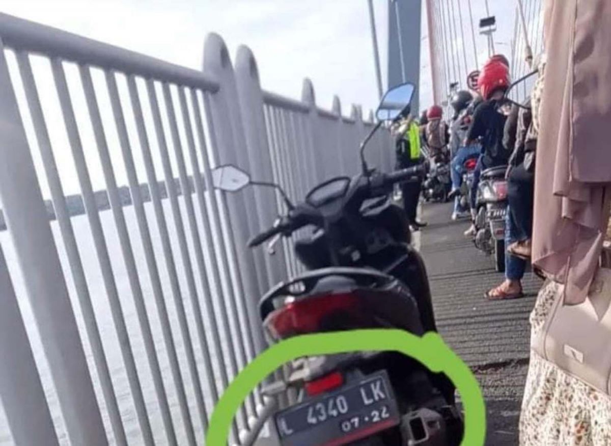 Motor diduga milik pria yang loncat dari Jembatan Suramadu sisi Madura (Foto: Tangkapan layar video viral)