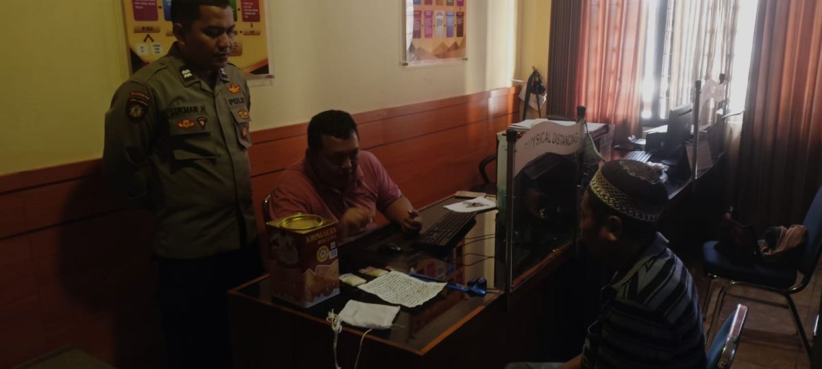 Pelaku dan barang bukti alat pesugihan dukun saat diamankan Mapolsek Semboro. (Foto: Humas Polsek Semboro for jatimnow.com)