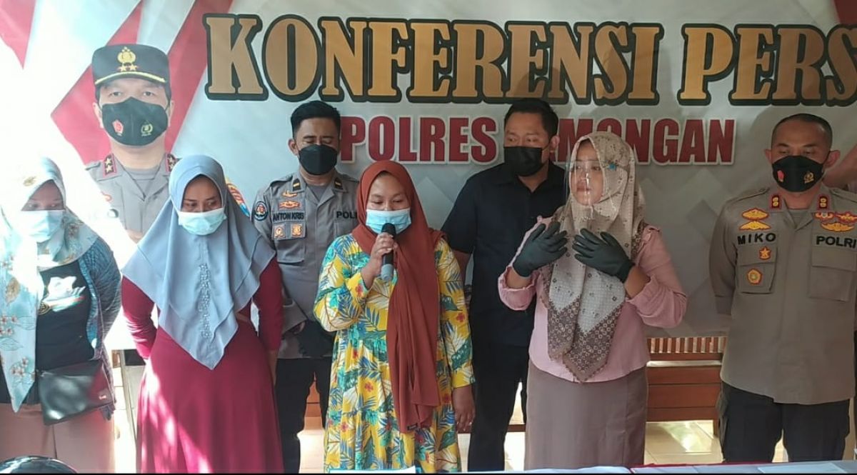 Keempat emak-emak viral di Lamongan, saat diamankan dan disanksi pemberian tugas jadi duta untuk menyebar luaskan info ETLE. (Foto : Adyad Ammy Iffansah/jatimnow.com)