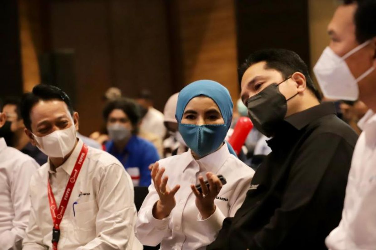 Direktur Utama Pertamina Nicke Widyawati bersama Menteri Badan Usaha Milik Negara (BUMN) Erick Thohir.(Foto: Pertamina via Republika)