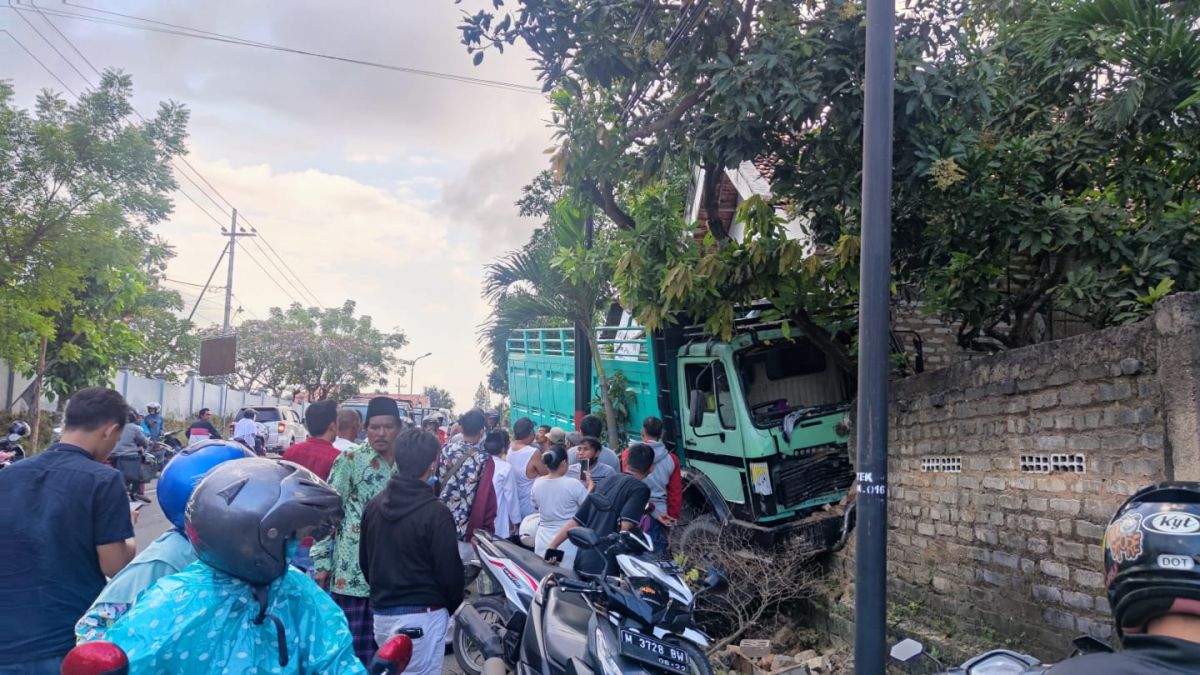 Polisi Ungkap Penyebab dan Identitas Sopir Truk Fuso Seruduk Rumah di Pamekasan