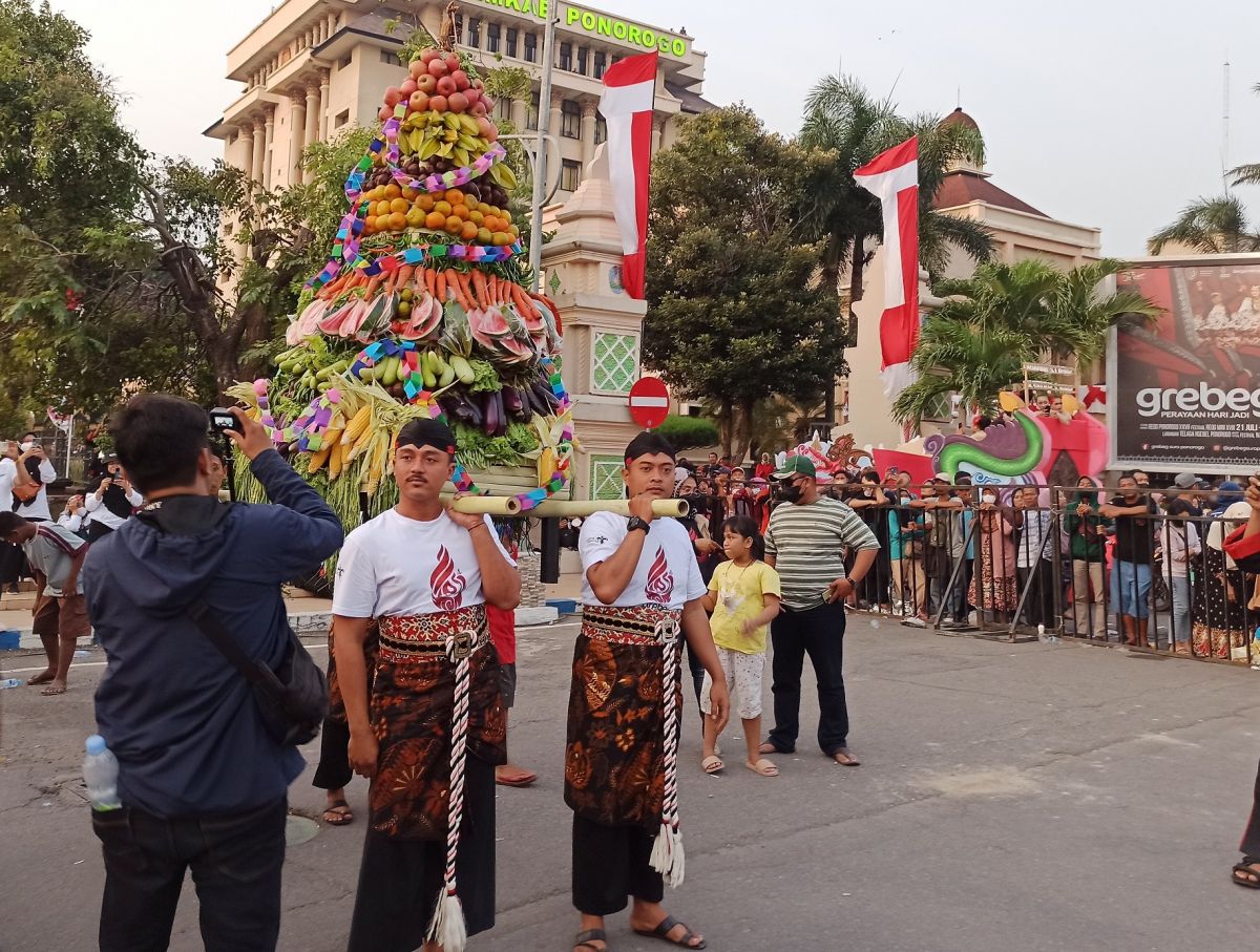 Arak-arakan Buceng Purak dalam acara puncak Grebeg Suro di Ponorogo. (Foto-foto: Mita Kusuma/jatimnow.com)