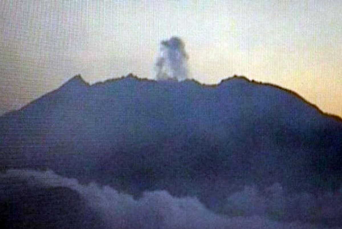 Gunung Raung erupsi dilihat dari sisi Banyuwangi (Foto: Warga kaki gunung)