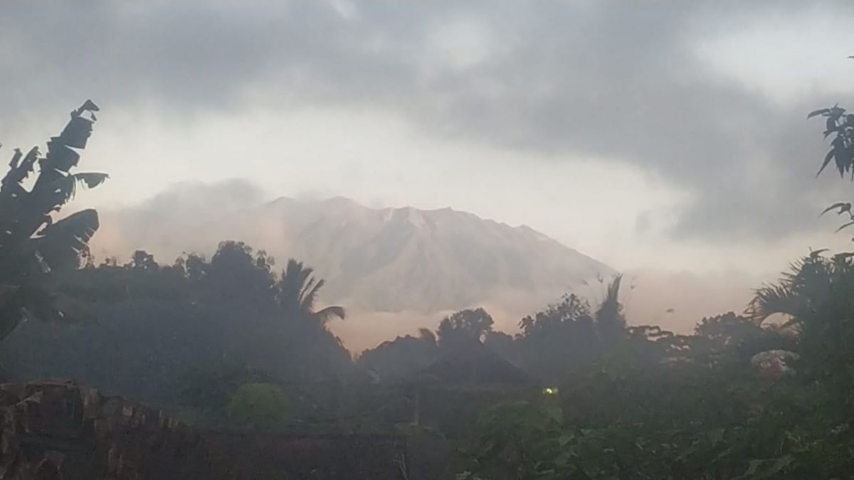 Gunung Raung dipotret dari Dusun Gumuk Candi, Desa Songgon.(Foto: Dok.  warga Desa Songgon)