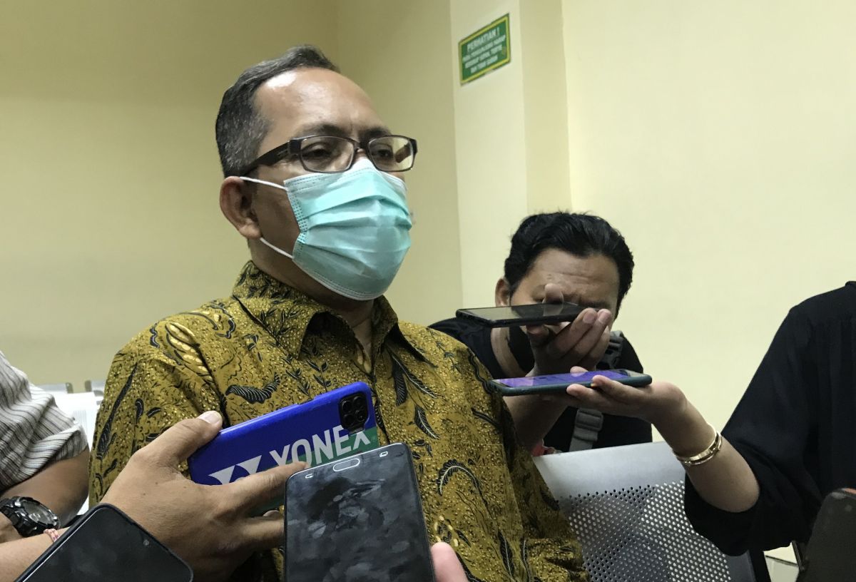Hakim nonaktif Itong Isnaeni Hidayat saat di Pengadilan Tipikor Surabaya. (Foto: Zainul Fajar/jatimnow.com)