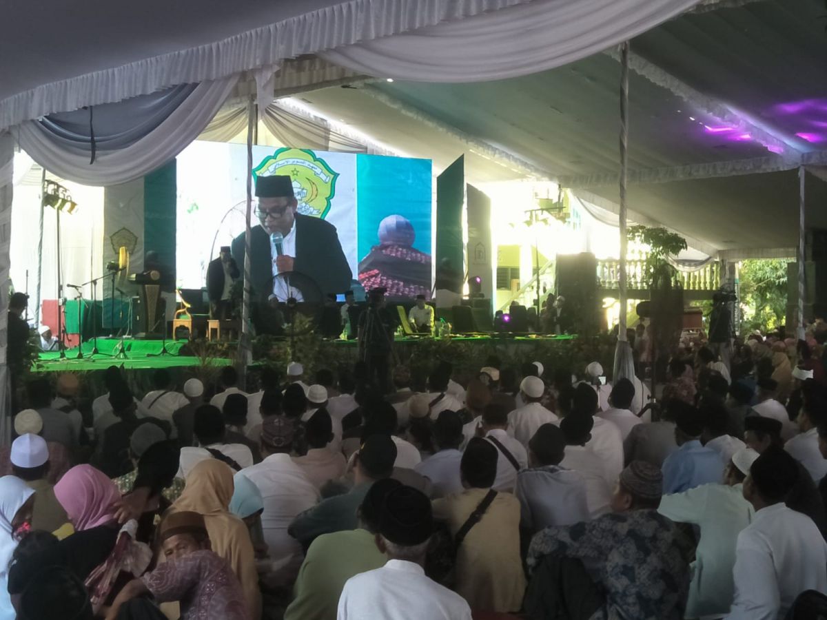 Ribuan orang memadati acara haul KH Moh Sholeh, pendiri Ponpes Attanwir di Sumberrejo. (Foto-foto: Misbahul Munir/jatimnow.com)