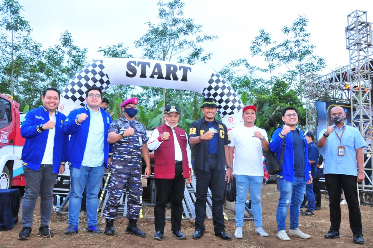 Seremoni pembukaan HIPMI Jatim Kejurnas Sprint Rally Indonesia 2022 di Sirkuit Terpadu Puslatker TNI-AL Bedali, Lawang, Malang oleh Bupati Malang HM Sanusi.(Foto: HIPMI Jatim for jatimnow.com)