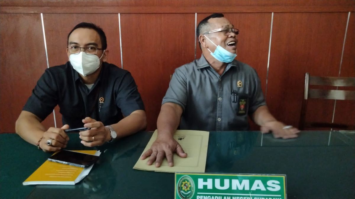 Humas PN Surabaya Gede Agung (kiri) saat memberikan keterangan. (Foto: Dok Zain Ahmad/jatimnow.com).