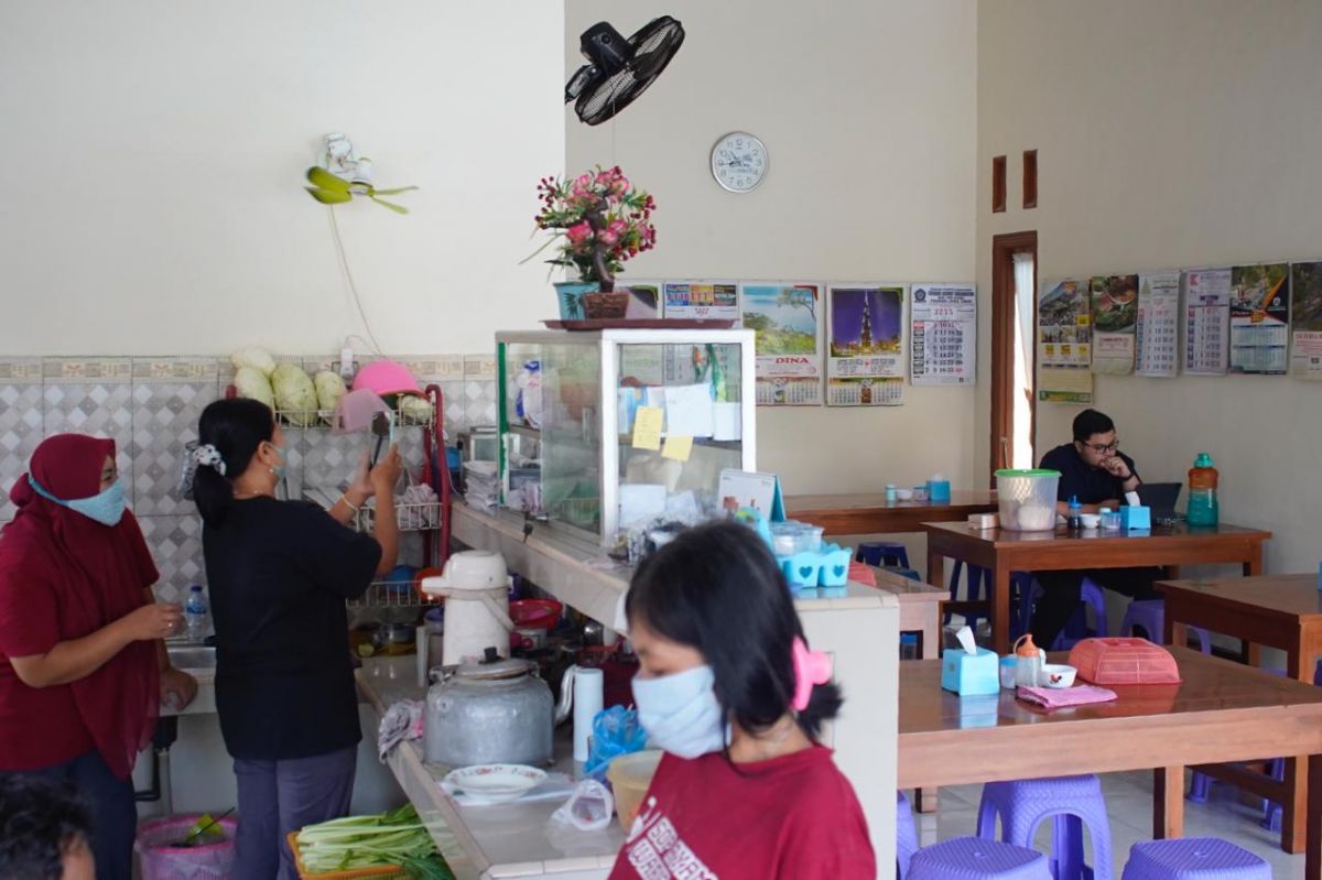 Momen Mas Dhito ikuti rakor dari warung makan (Foto: Humas Pemkab Kediri/jatimnow.com)