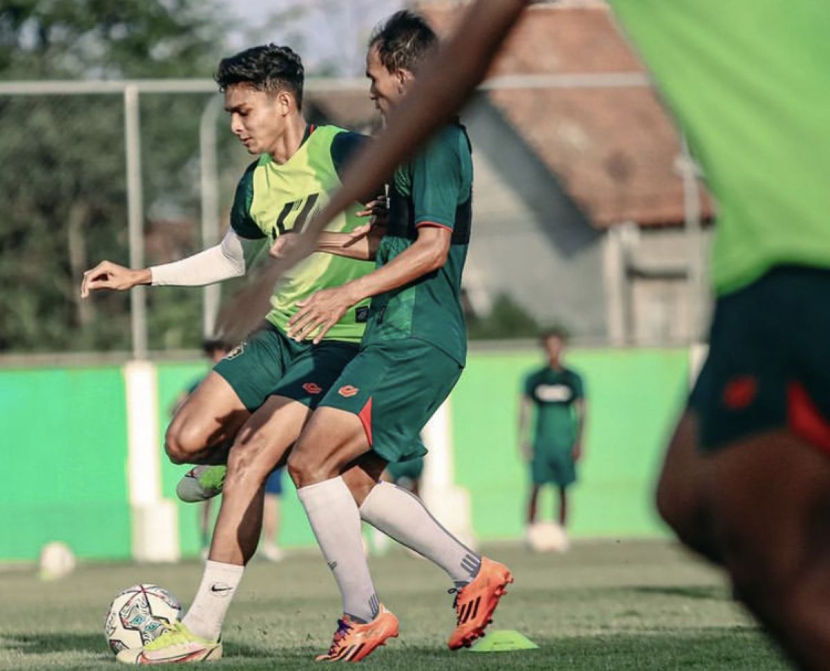 Dua pemain Persik Kediri, M Ridwan dan Faris Adhitama (Foto: Persik Kediri/jatimnow.com)