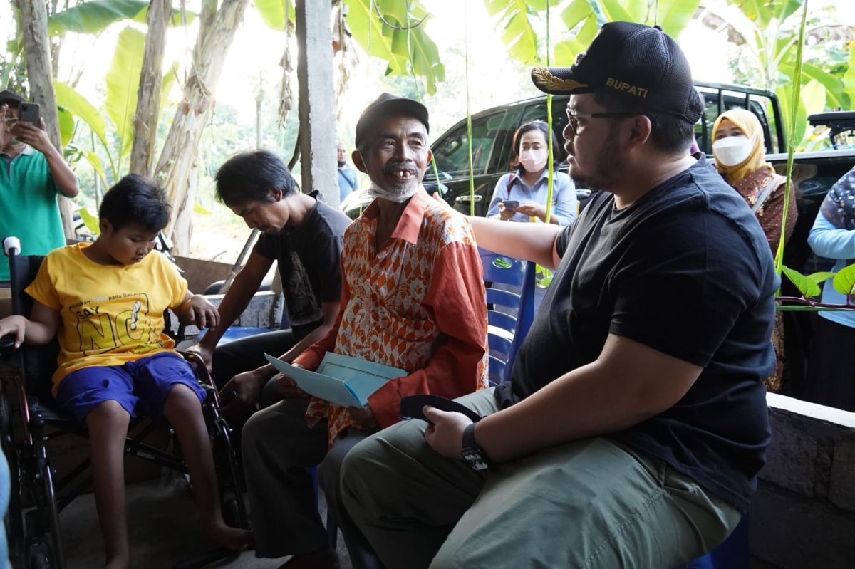 Momen pertemuan Mas Dhito dan Mbah Trimo (Foto: Humas Pemkab Kediri/jatimnow.com)