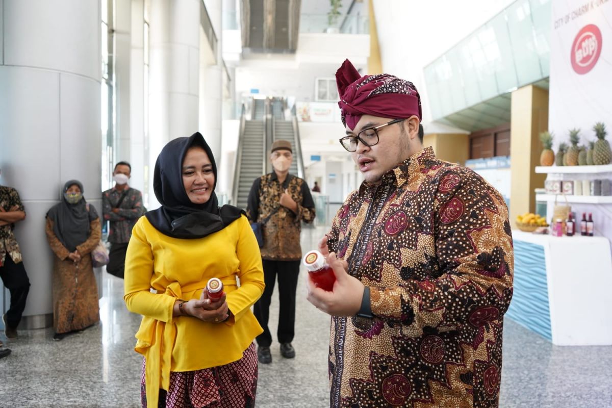 Mas Dhito saat mempromosikan produk UMKM Kabupaten Kediri (Foto: Humas Pemkab Kediri/jatimnow.com)