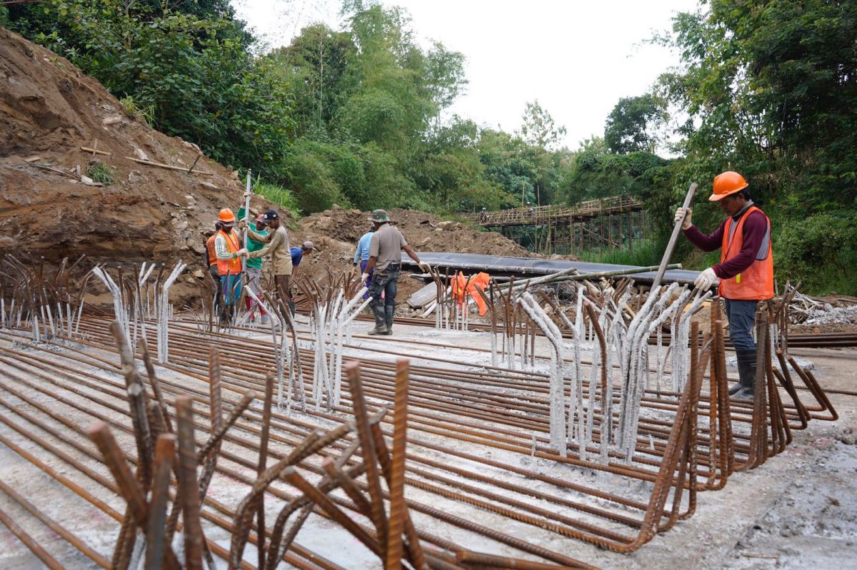 Proses pembangunan Jembatan Ngadi di Kecamatan Mojo, Kabupaten Kediri (Foto: Humas Pemkab Kediri/jatimnow.com)