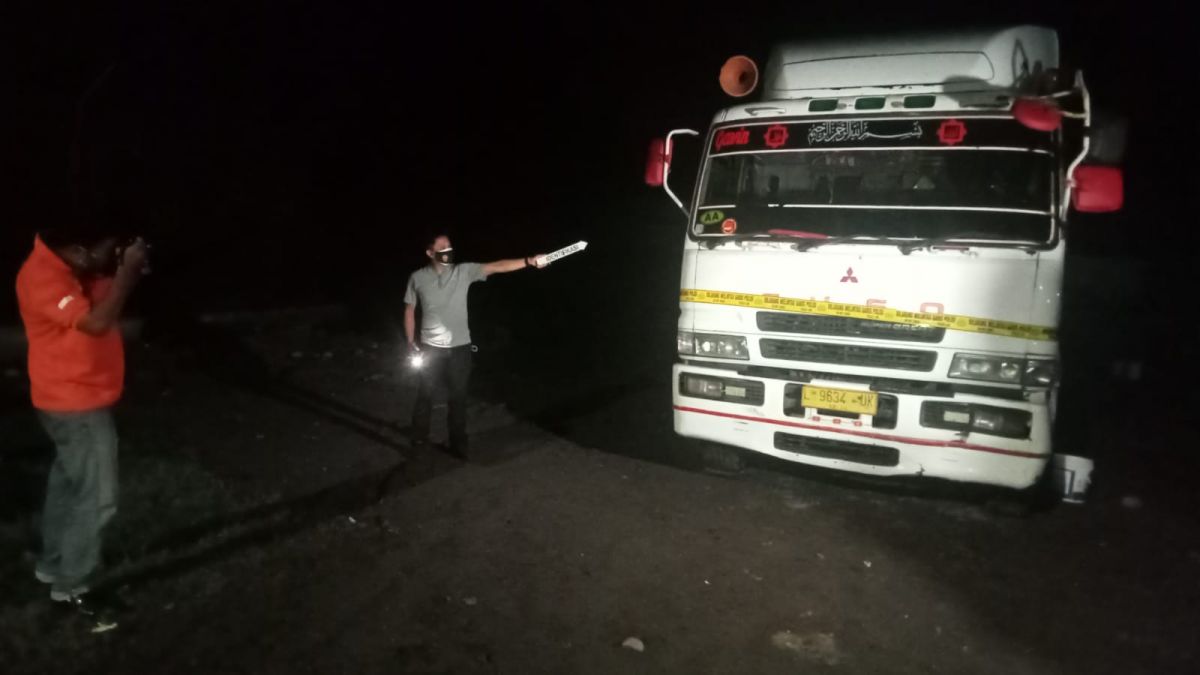 Polisi saat melakukan identifikasi dan olah TKP. (Foto: Polsek Ngoro for jatimnow.com)