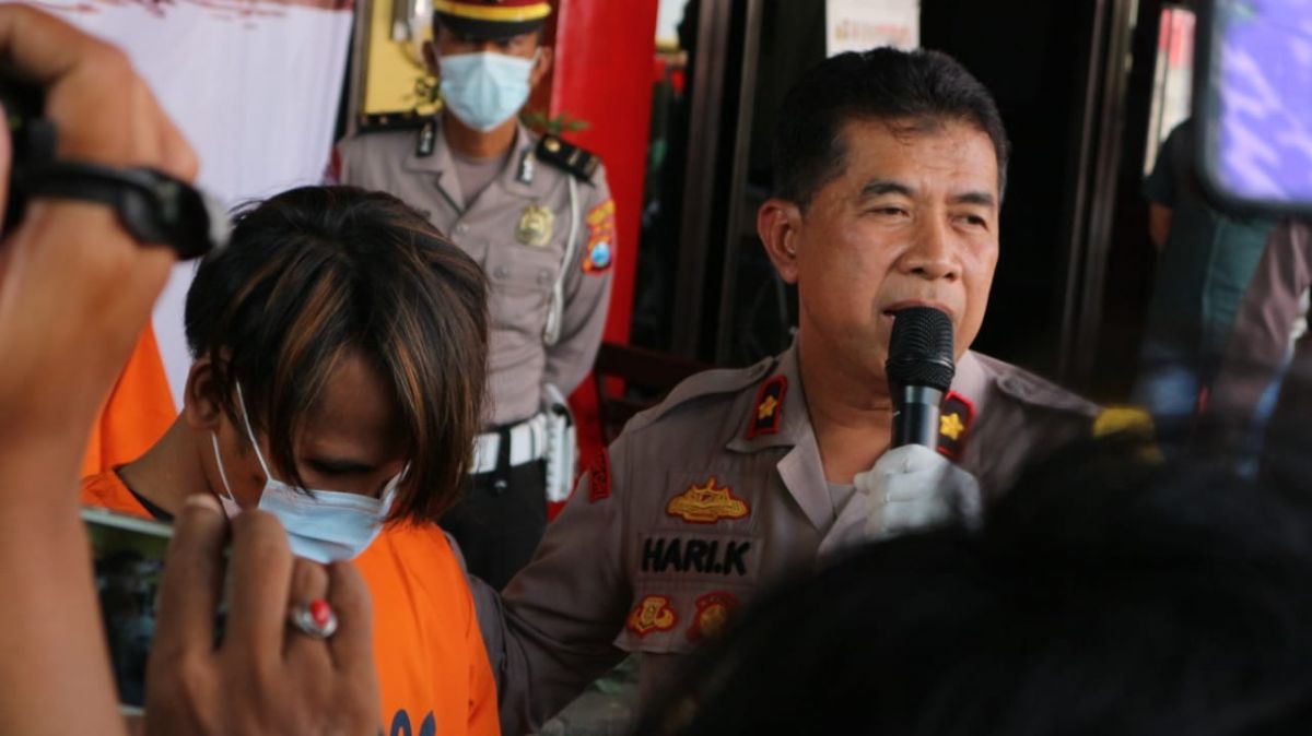 Salah satu pelaku jambret berusia 19 tahun yang diamankan Polsek Asemrowo Surabaya. (Foto: Zain Ahmad/jatimnow.com)