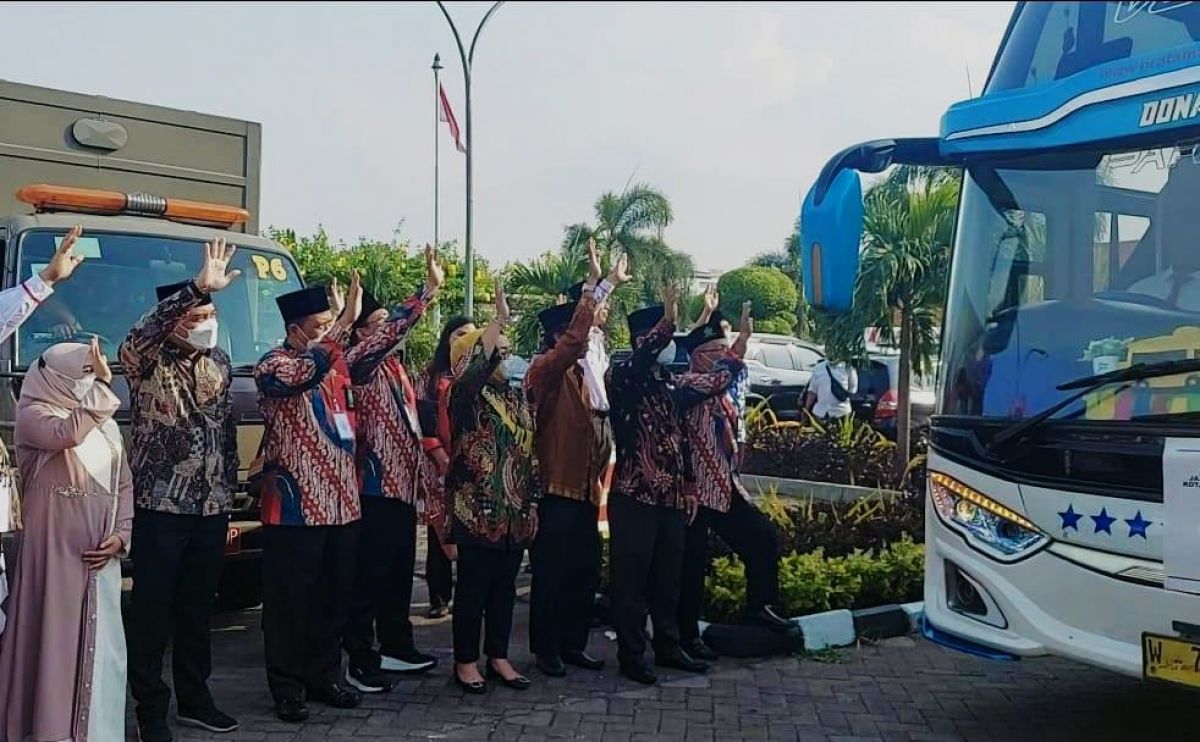 Ketua PKK Surabaya Rini Indriyani (kiri), Walikota Surabaya Eri Cahyadi, Ketua Komisi A DPRD Surabaya Pertiwi Ayu Krishna (tengah). (Foto-foto: Ni'am Kurniawan/jatimnow.com)
