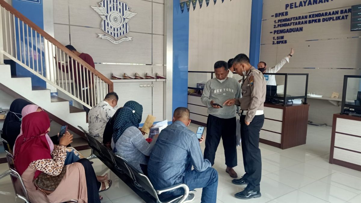 Susana Gar Satlantas Polres Lamongan diserbu warga untuk konfirmasi surat ETLE. (Foto: Adyad Ammy Iffasah/jatimnow.com)
