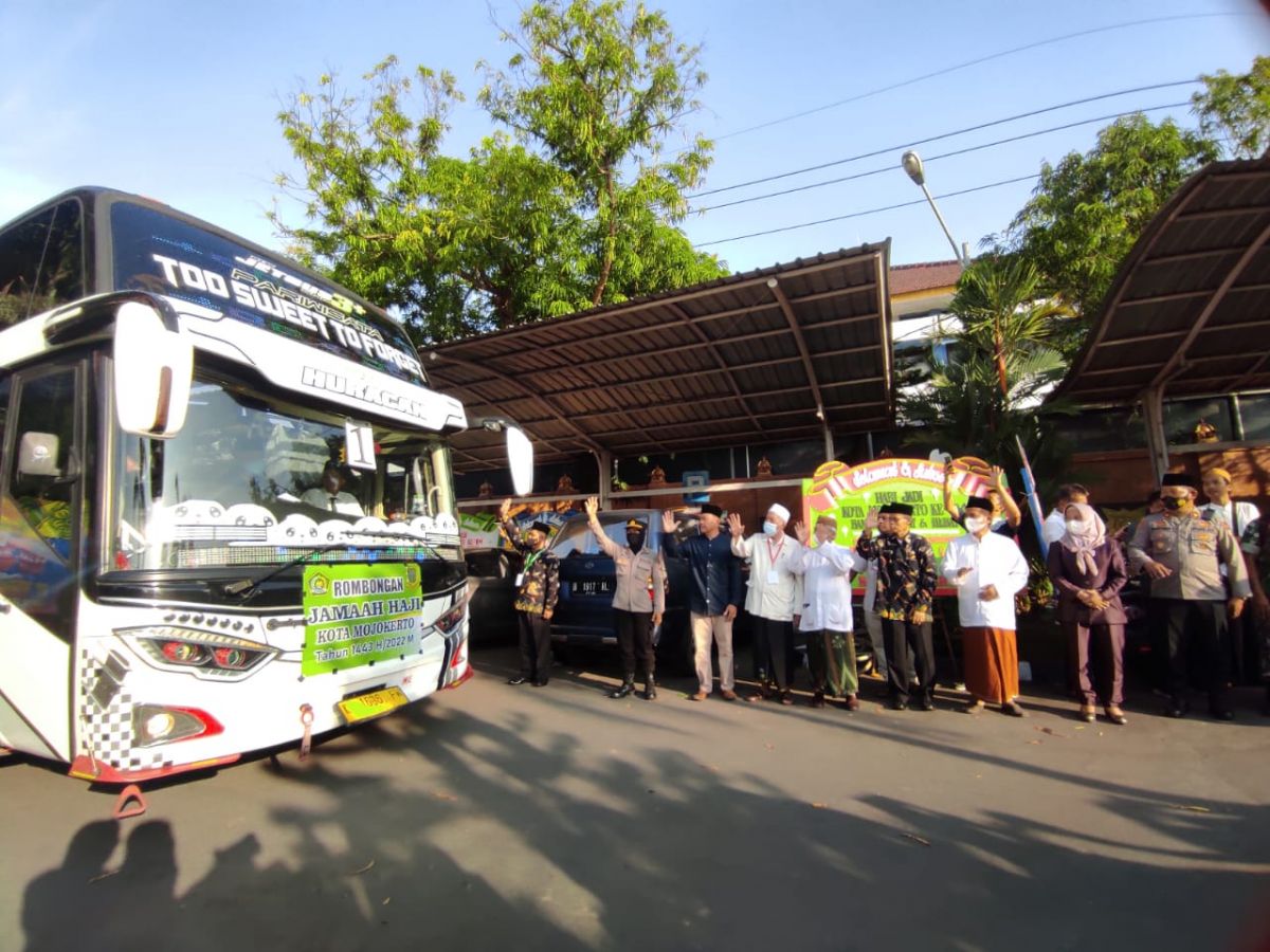 Pemberangkatan calon jemaah haji oleh Wali Kota Mojokerto Ika Puspitasari (Ning Ita) - (Foto: Nor for jatimnow.com)