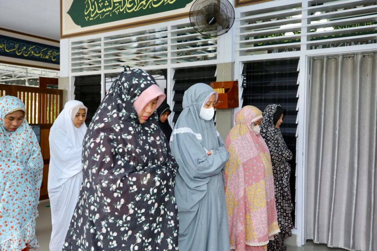 Bupati Ipuk Fiestiandani menggelar salat gaib dan doa bersama untuk almarhum Tjahjo Kumolo. (Foto: Humas Pemkab Banyuwangi)