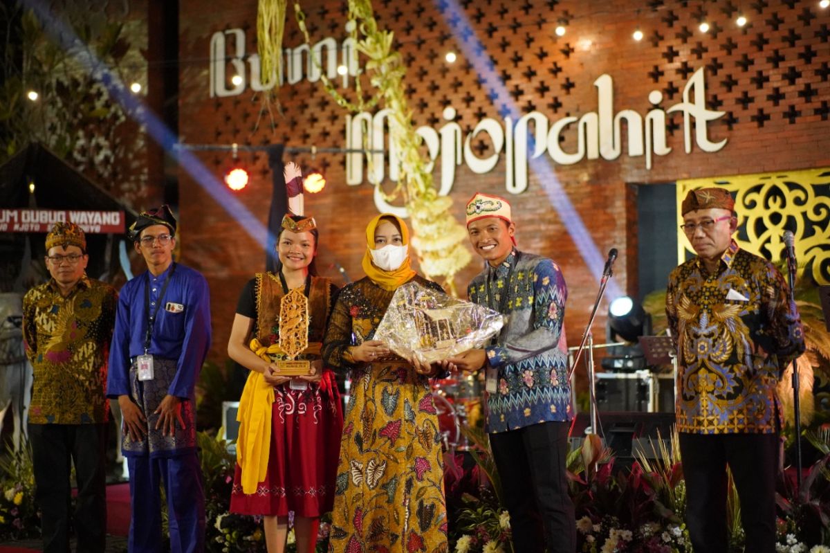 Wali Kota Mojokerto Ika Puspitasari saat terima cindera mata KRI Dewaruci. (Foto: Fauzan for jatimnow.com)