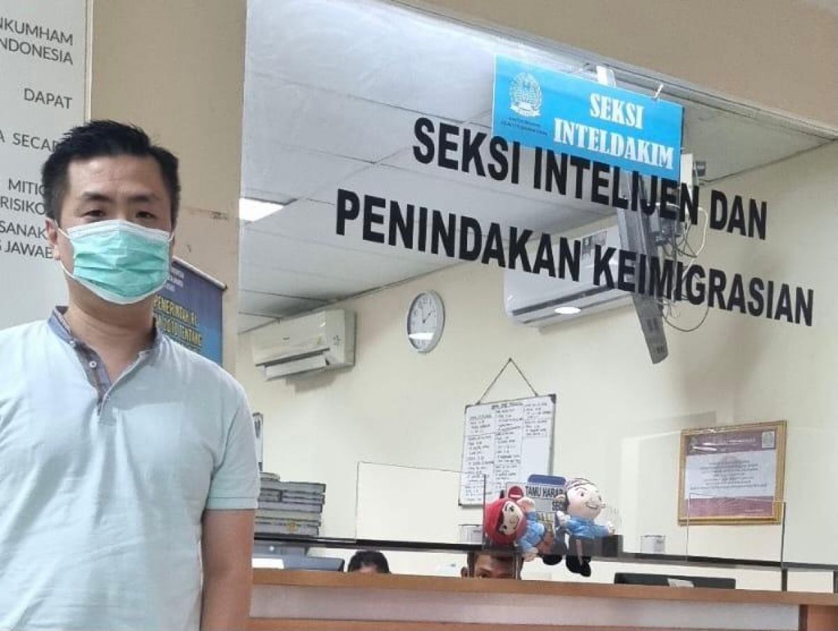 Irsan Pribadi Susanto usai melaporkan Chrisney Yuan Wang ke Kantor Imigrasi. (Foto: Asih for jatimnow.com).
