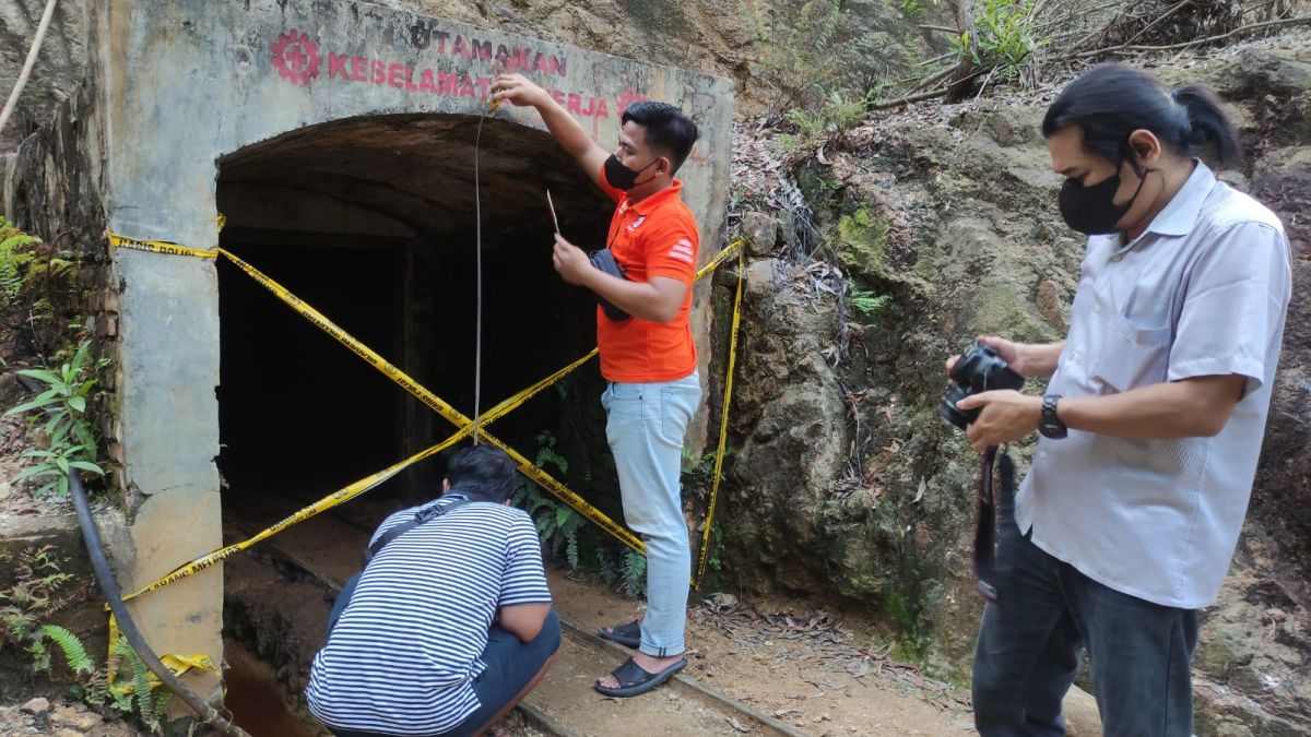 Polisi melakukan olah TKP di lokasi kecelakaan kerja (Foto: Noto for jatimnow.com)