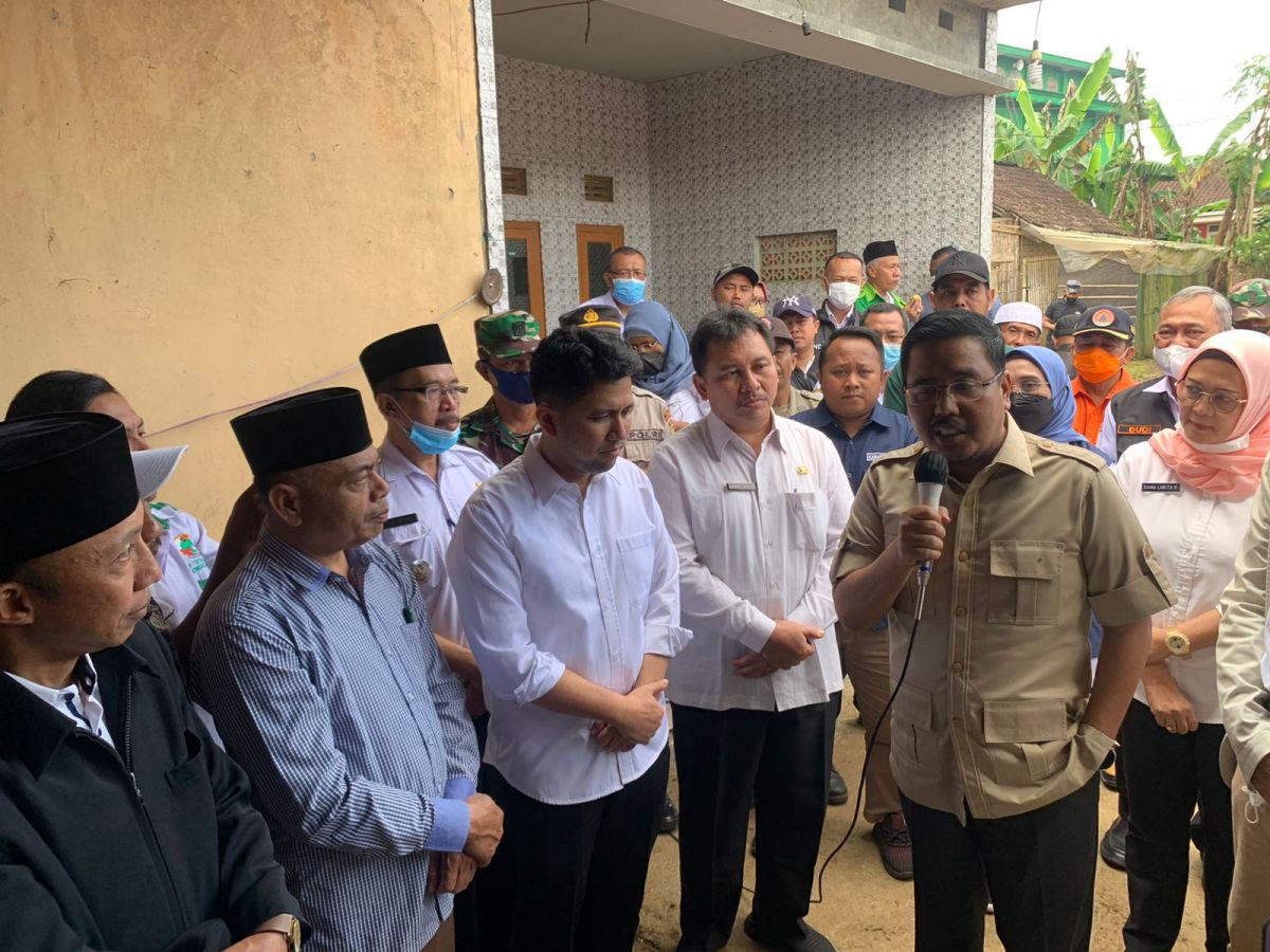 Wakil Ketua DPRD Jatim Anwar Sadad bersama Plt Gubernur Emil Elestianti Dardak saat berkunjung ke kandang sapi di Pasuruan (Foto: Dok. Fq for jatimnow.com)