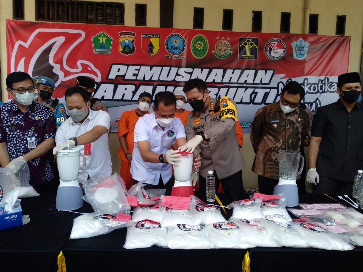 Pemusnahan barang bukti dengan cara diblender. (Foto: Galih Rakasiwi/jatimnow.com)