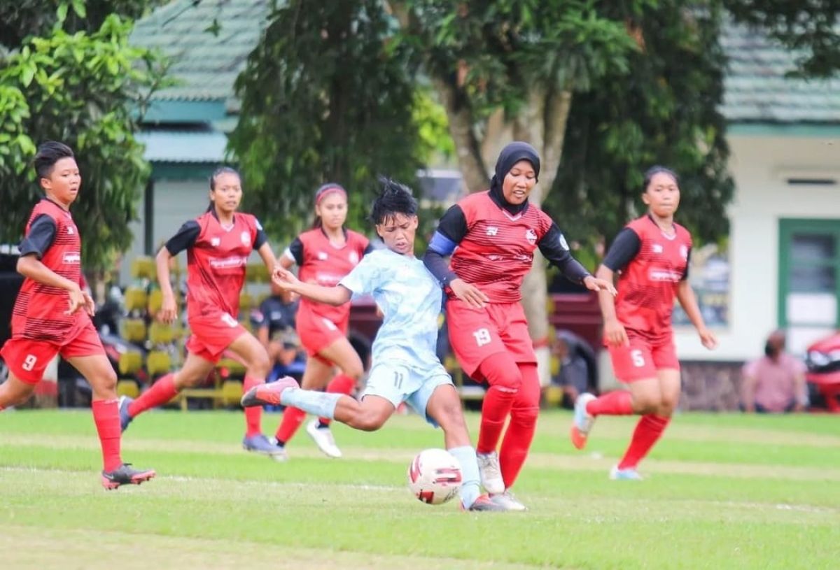 Armita Dwi Oktaviani (jersey putih) talenta Lamongan yang dipanggil Timnas Putri U-18. (Foto: Instagram @Armitado_2)