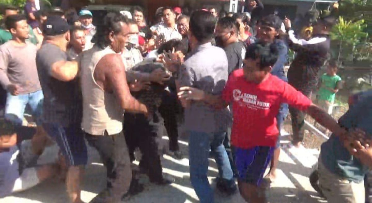 Pelaku penipuan saat dimasa warga di Desa Dukuhdimoro Mojoagung. (Foto: Elok Aprianto/jatimnow.com)