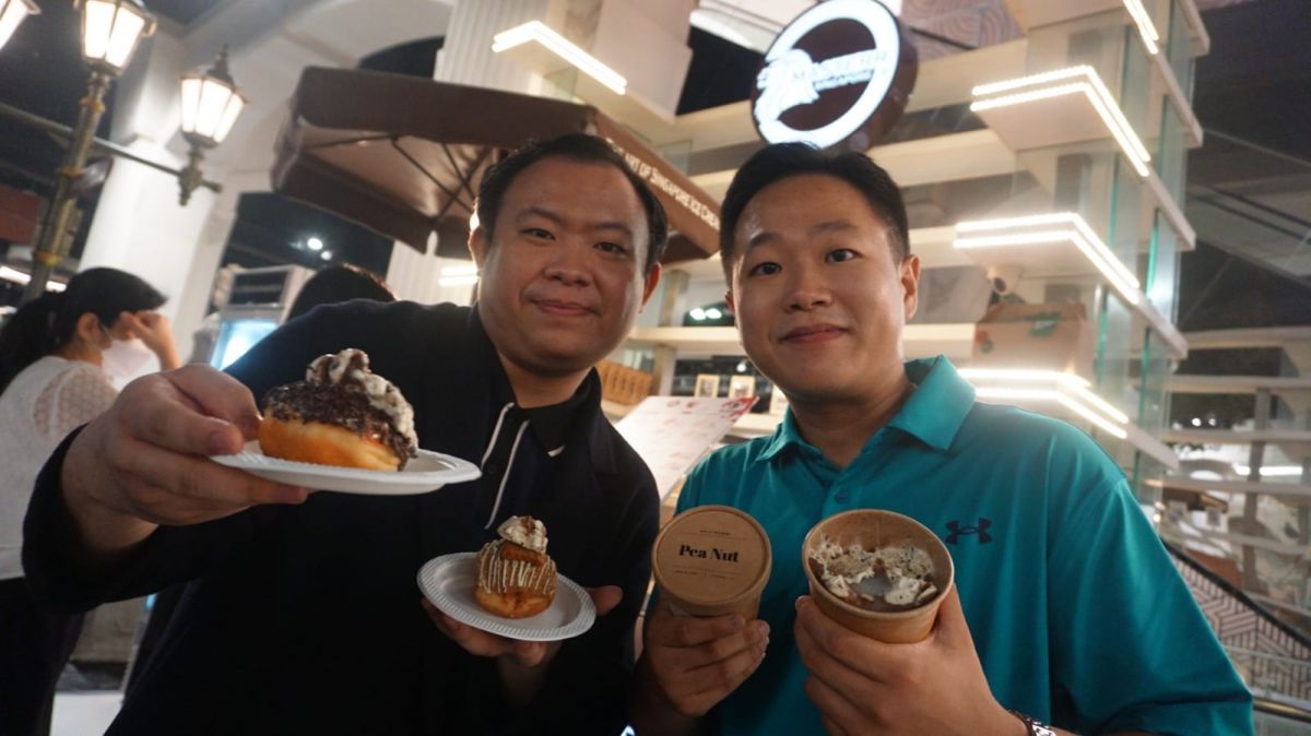 Suenfuk (kiri) dan Michel, dua anak muda yang menginisiasi dessert kekinian asal Surabaya, donat ice cream menu baru Made By Michel Ice Cream (Tito/jatimnow.com)