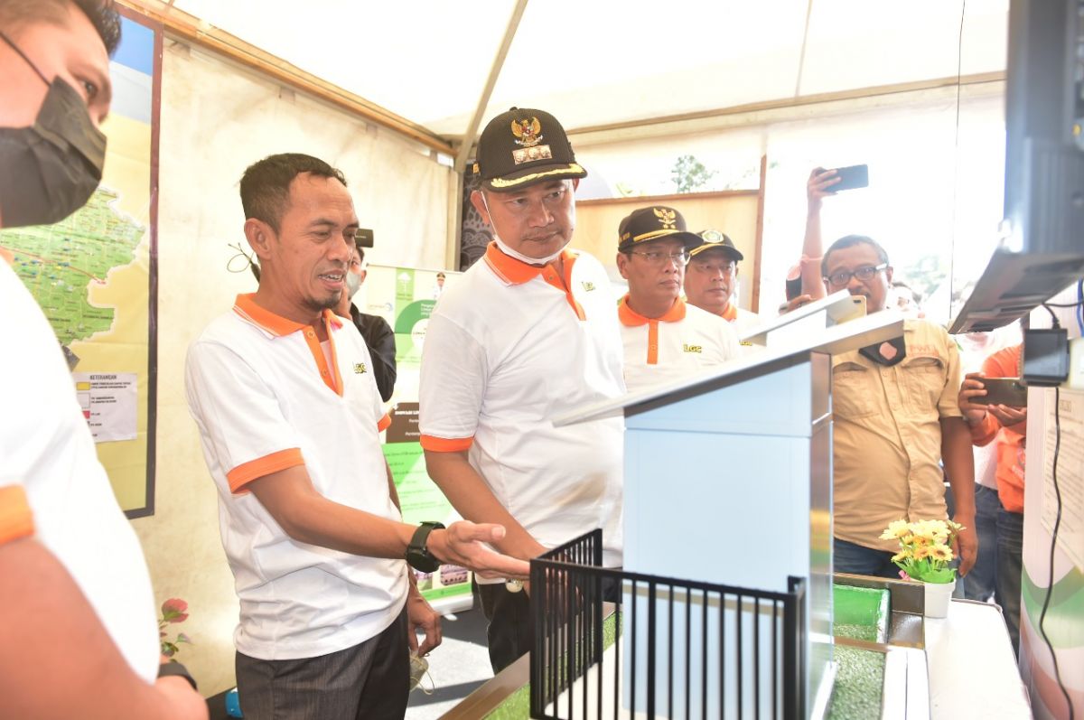 Bupati Lamongan, Yuhronur Efendi didampingi Kadis Lingkungan Hidup setempat saat kegiatan program LGC. (Foto: Humas Pemkab Lamongan for jatimnow.com)