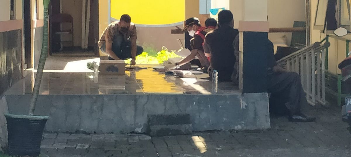 Petugas saat melakukan penggeledahan. (Foto: Moch. Rois/jatimnow.com)