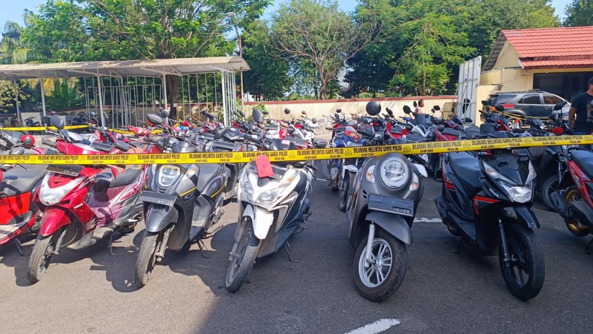 Ratusan motor hasil curian yang disita Jatanras Polda Jatim (Foto: Zain Ahmad/jatimnow.com)