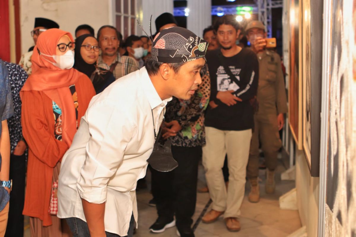 Wakil Wali Kota Pasuruan, Adi Wibowo saat melihat lukisan (Foto: Dinas Kominfo Kota Pasuruan)