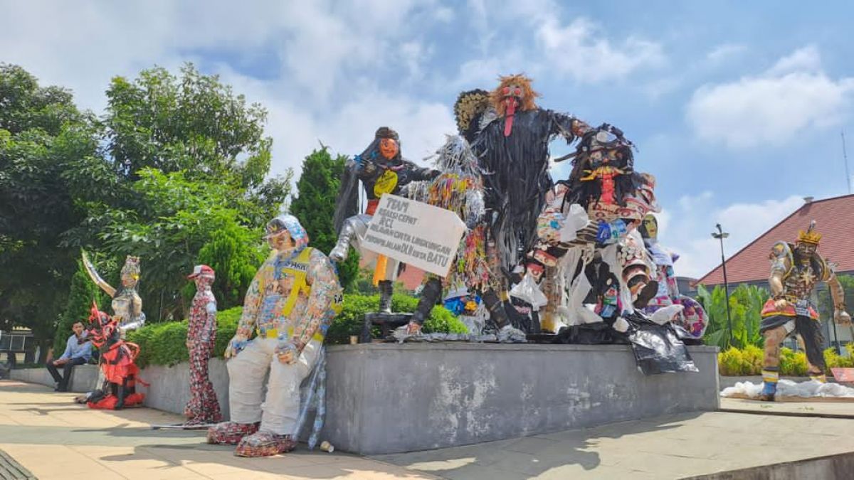 Ratusan Patung dari Sampah Plastik di Kota Batu Jadi Spot Foto Baru