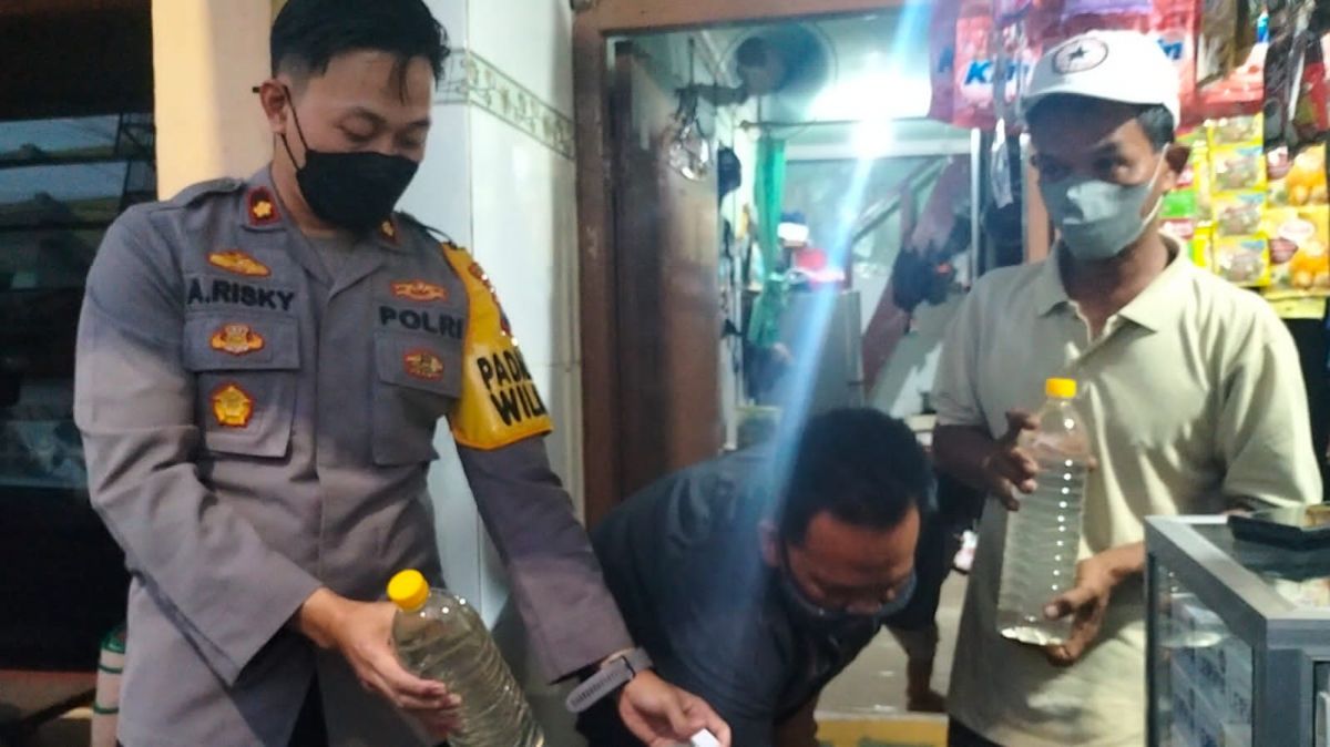 Kapolsek Sawahan, Kompol Risky Fardian saat memimpin penggerebekan toko klontong yang menjual miras oplosan di Jalan Banyu Urip Kidul, Surabaya (Foto-foto: Zain Ahmad/jatimnow.com)