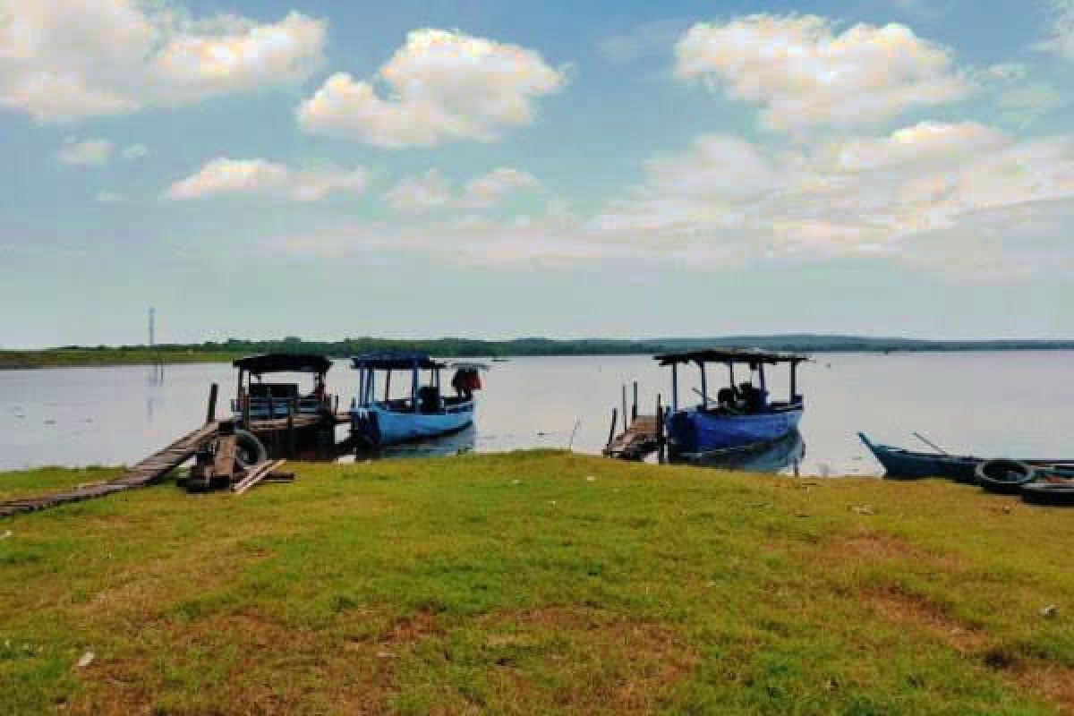 Perahu para nelayan perairan umum dan darat di Lamongan. (Foto: Dok. Adyad Ammy Iffansah/jatimnow.com)