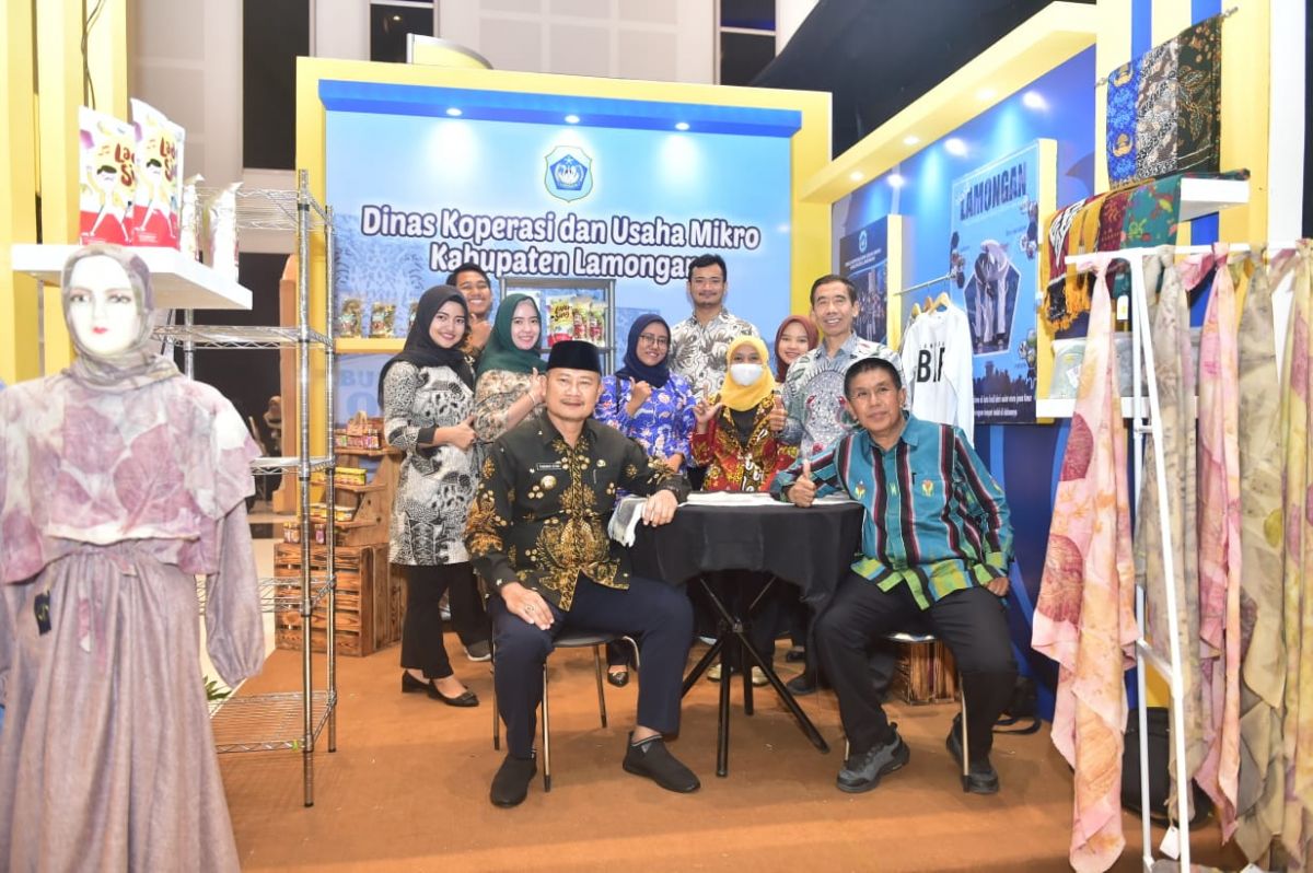 Stan Dinas Koperasi dan Usaha Mikro Lamongan saat mejeng di K-UKM Expo ke-9 Tahun 2022 di Grand City Surabaya (Foto: Humas Pemkab Lamongan for jatimnow.com)