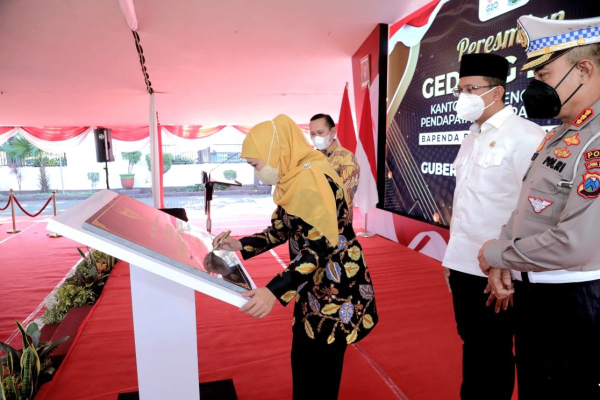 Gubernur Khofifah Indar Parawansa meresmikan gedung baru Bapenda Jatim di Sidoarjo (Foto-foto: Humas Pemprov Jatim for jatimnow.com)