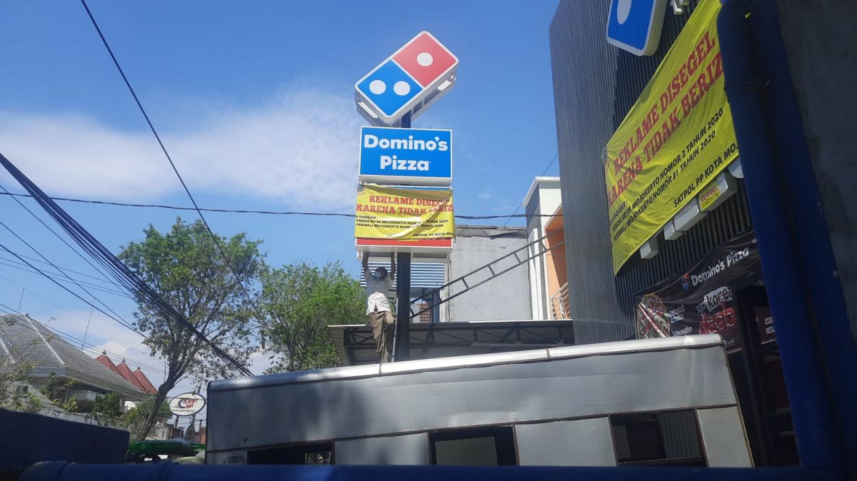 Satpol PP Segel Papan Reklame Domino's Pizza di Kota Mojokerto