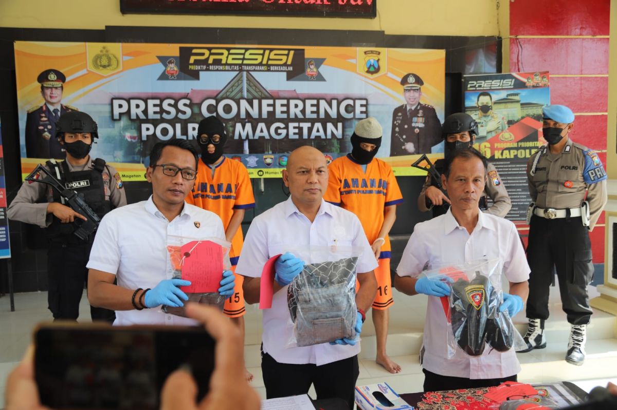 Pres rilis kasus penipuan teman kencan yang kenal via aplikasi online. (Foto: Humas Polres Magetan/jatimnow.com)