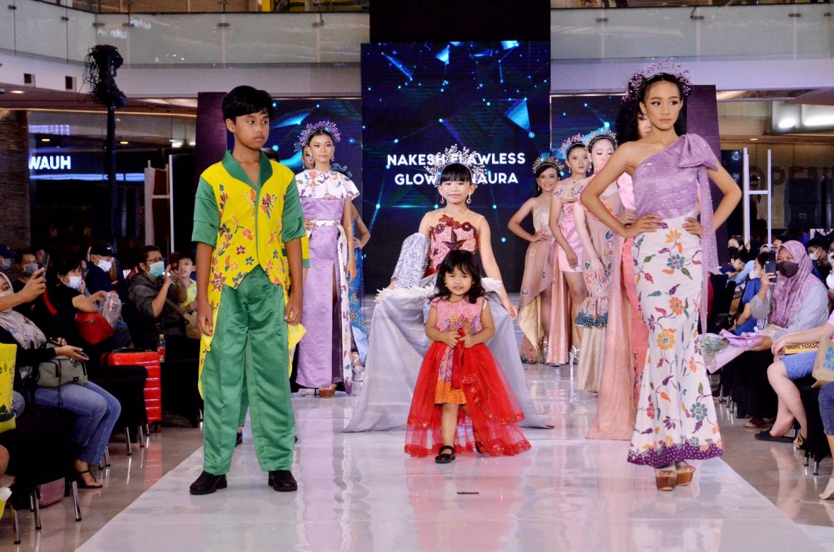 Desainer cilik Naura Salsabila Rahmansyah dalam sebuah fashion show. (Foto: Yenny Melinda for jatimnow.com)