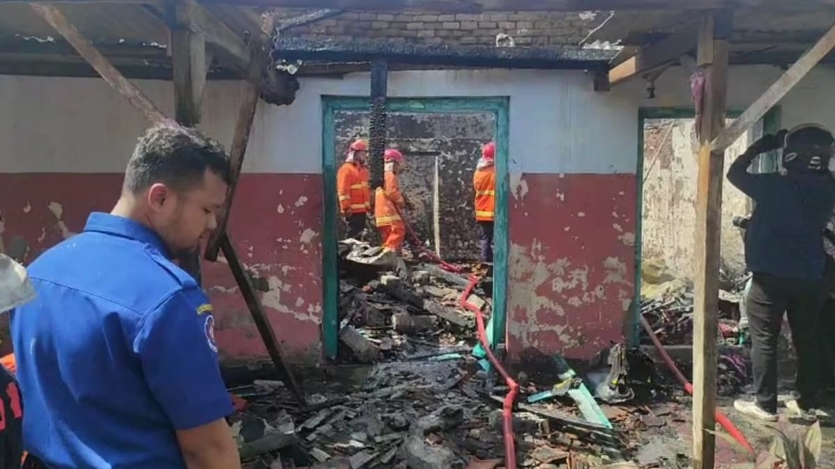 Rumah Purwoko di Kota Madiun ludes terbakar. (Foto: Arief for jatimnow.com)