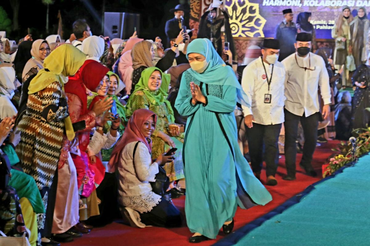 Gubernur Jatim, Khofifah Indar Parawansa saat menghadiri acara Kick Off 1 Abad NU di Surabaya (Foto: Humas Pemprov Jatim)