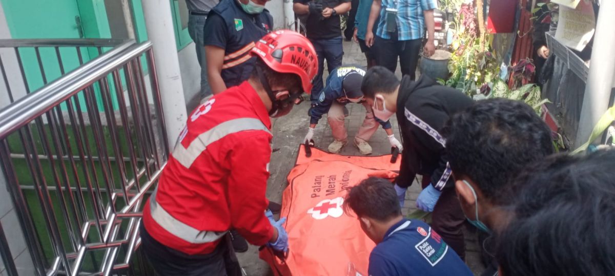 Evakuasi jenazah warga Jalan Jodipan Kota Malang. (Foto: PMI Kota Malang to jatimnow.com)