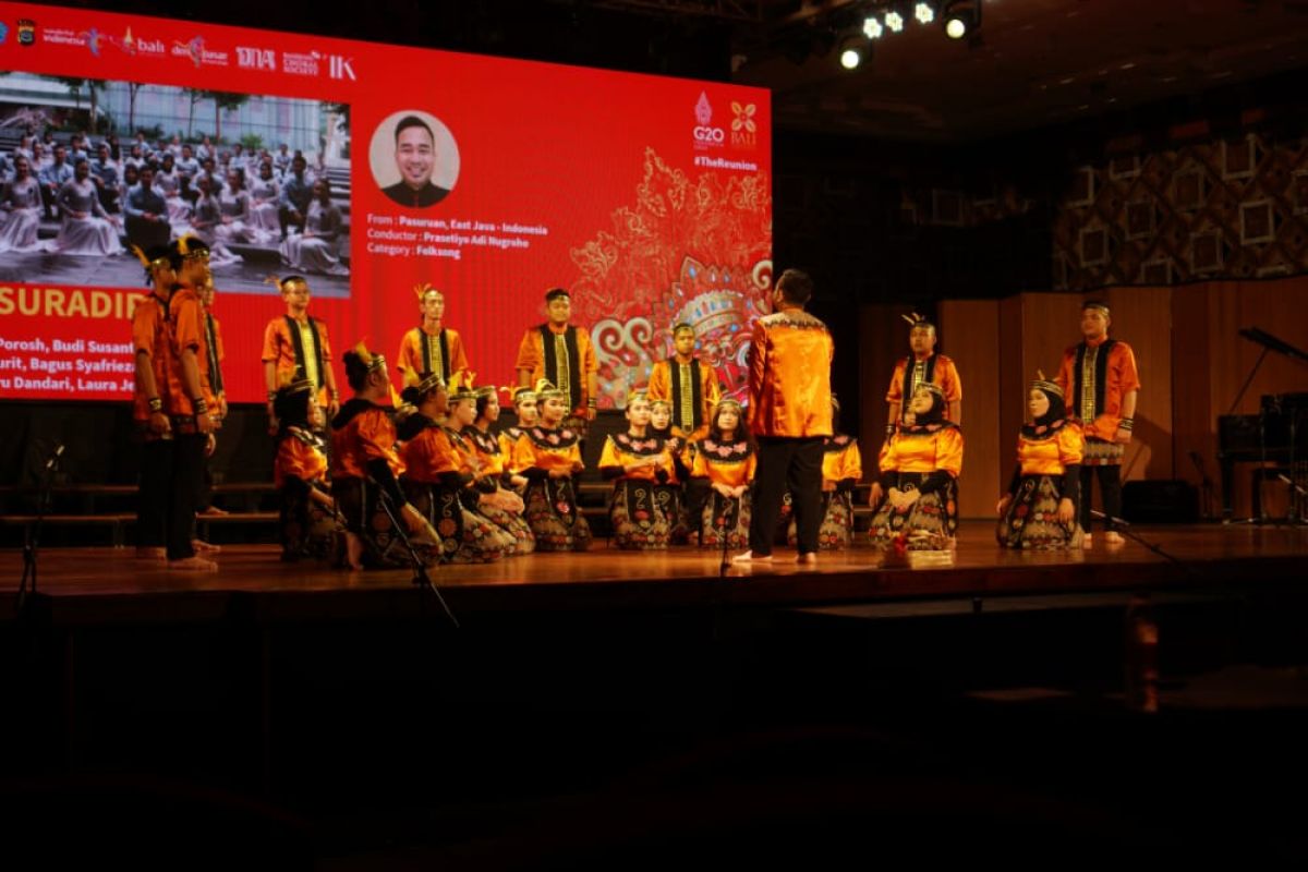 Penampilan Gita Suradira dalam 11th Bali International Choir Festival (BICF) 2022 di Denpasar (Foto: Tim Gita Suradira Kota Pasuruan)